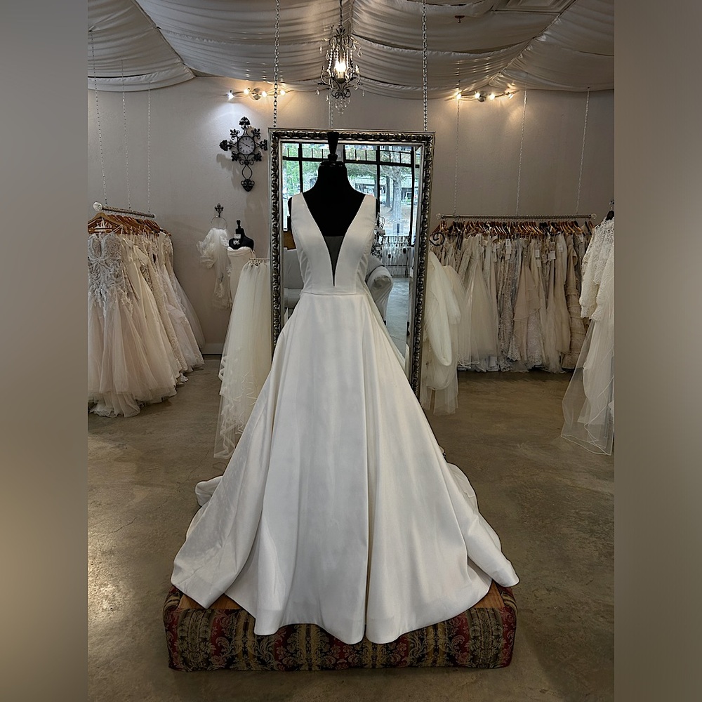 Sample Justin Alexander Bridal Gown Style #88021